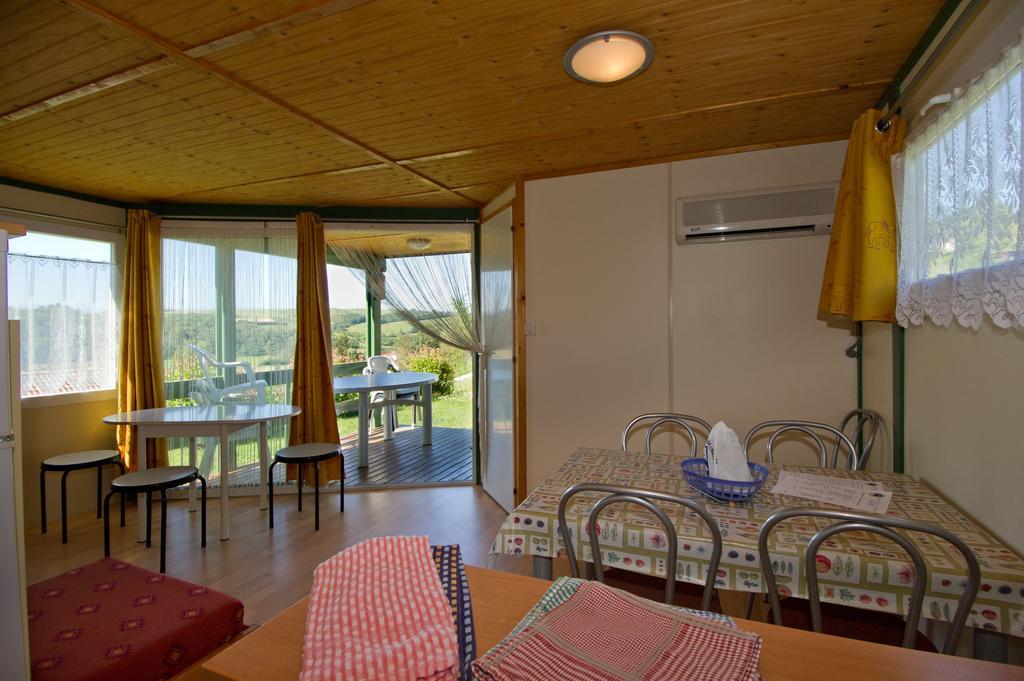 Le Bourdieu Otel Durfort  Oda fotoğraf